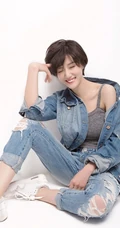 短发女星徐悦清新牛仔服装写真，彰显动感青春和活力