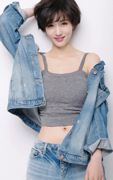 短发女星徐悦清新牛仔服装写真，彰显动感青春和活力
