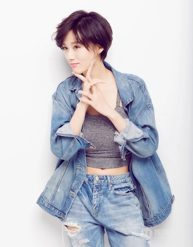 短发女星徐悦清新牛仔服装写真，彰显动感青春和活力
