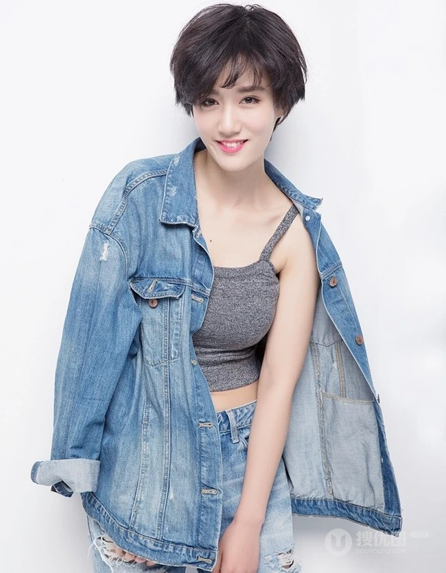 短发女星徐悦清新牛仔服装写真，彰显动感青春和活力