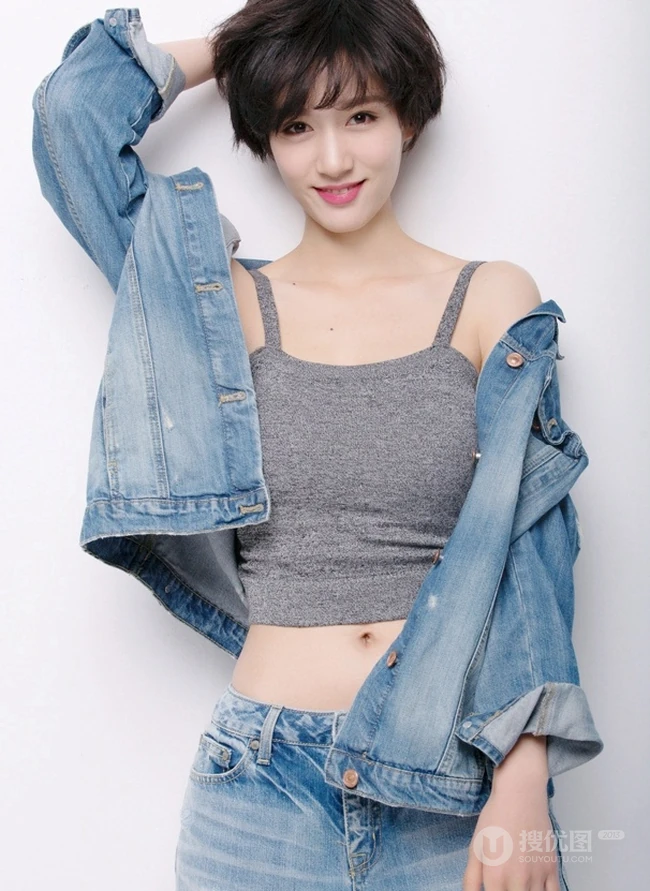 短发女星徐悦清新牛仔服装写真，彰显动感青春和活力