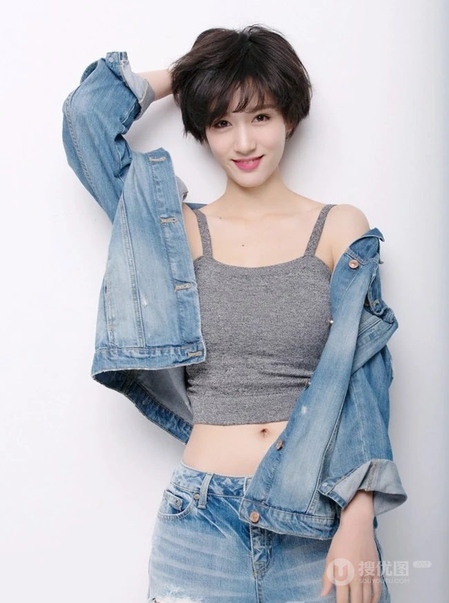 短发女星徐悦清新牛仔服装写真，彰显动感青春和活力