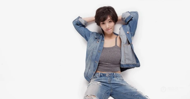 短发女星徐悦清新牛仔服装写真，彰显动感青春和活力