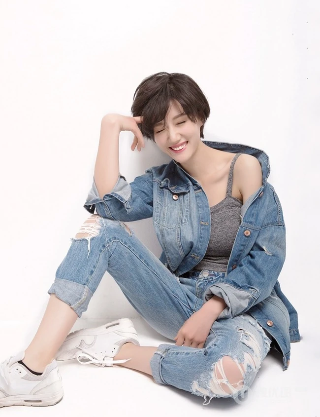 短发女星徐悦清新牛仔服装写真，彰显动感青春和活力