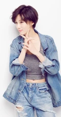 短发女星徐悦清新牛仔服装写真，彰显动感青春和活力