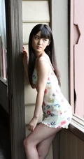 日少女道重沙由美清新室内，小碎花睡衣、短裤尽显线条感