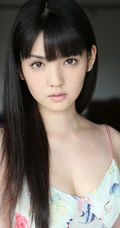 日少女道重沙由美清新室内，小碎花睡衣、短裤尽显线条感
