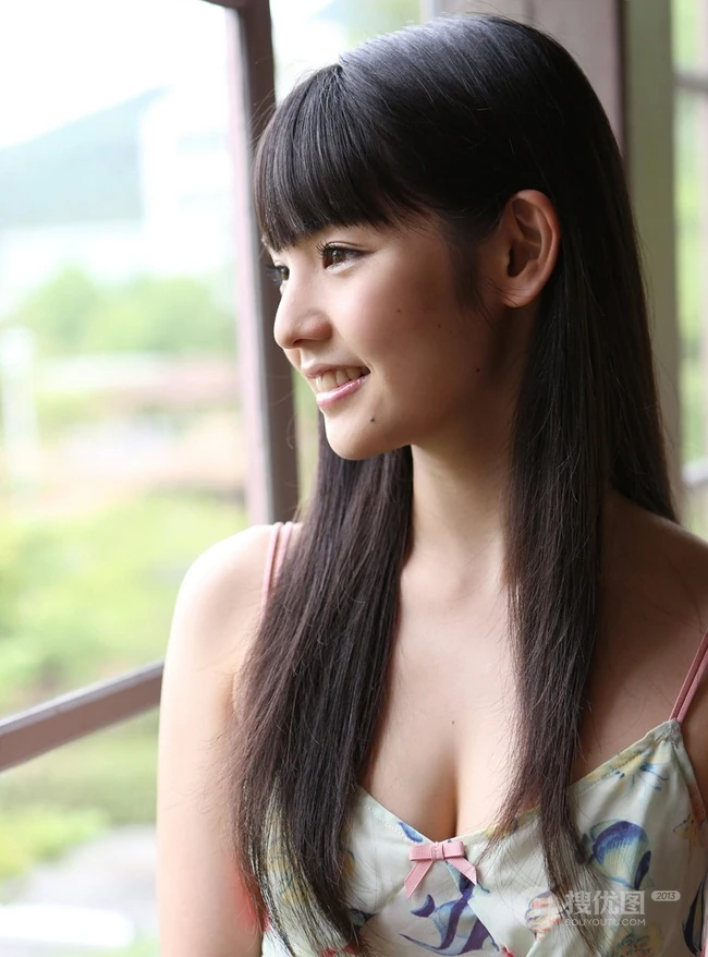 日少女道重沙由美清新室内，小碎花睡衣、短裤尽显线条感
