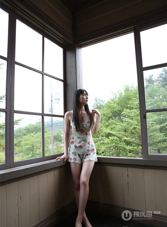 日少女道重沙由美清新室内，小碎花睡衣、短裤尽显线条感