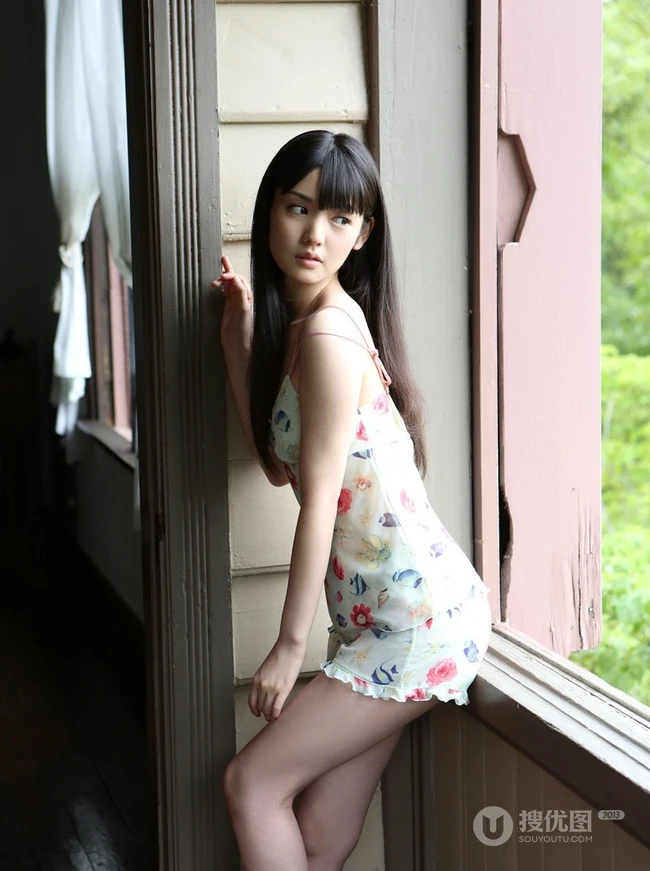 日少女道重沙由美清新室内，小碎花睡衣、短裤尽显线条感