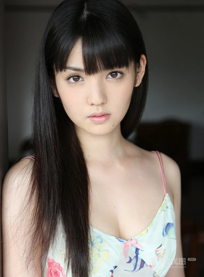 日少女道重沙由美清新室内，小碎花睡衣、短裤尽显线条感