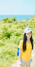 高颜值少女海礁石中戏水，黄衣短裤清新靓丽