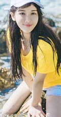 高颜值少女海礁石中戏水，黄衣短裤清新靓丽