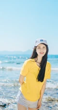 高颜值少女海礁石中戏水，黄衣短裤清新靓丽
