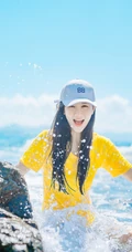 高颜值少女海礁石中戏水，黄衣短裤清新靓丽