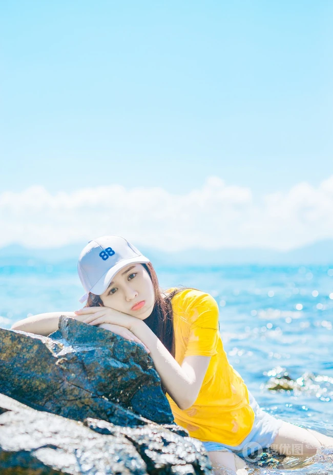 高颜值少女海礁石中戏水，黄衣短裤清新靓丽