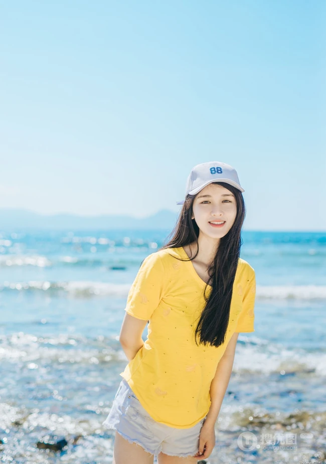 高颜值少女海礁石中戏水，黄衣短裤清新靓丽