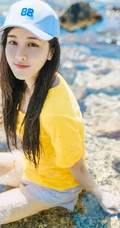 高颜值少女海礁石中戏水，黄衣短裤清新靓丽