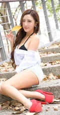 双马尾俏皮少女Uki奶糖学生装、紧身 蕾丝家居服高清写真大图