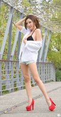双马尾俏皮少女Uki奶糖学生装、紧身 蕾丝家居服高清写真大图