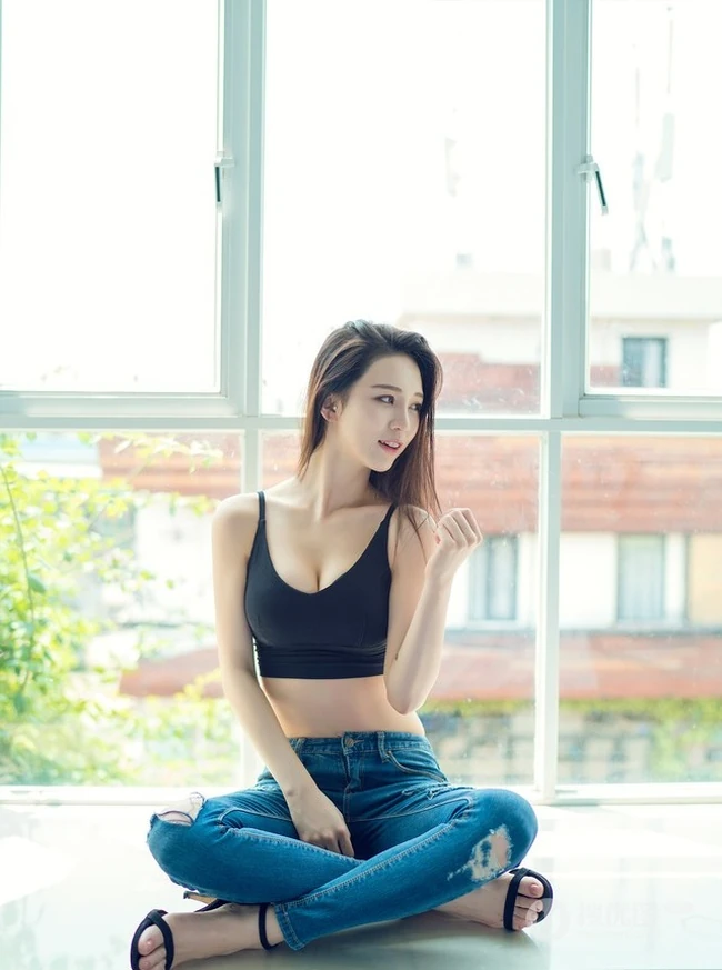线条线条长腿模特紧身牛仔裤室内写真美图