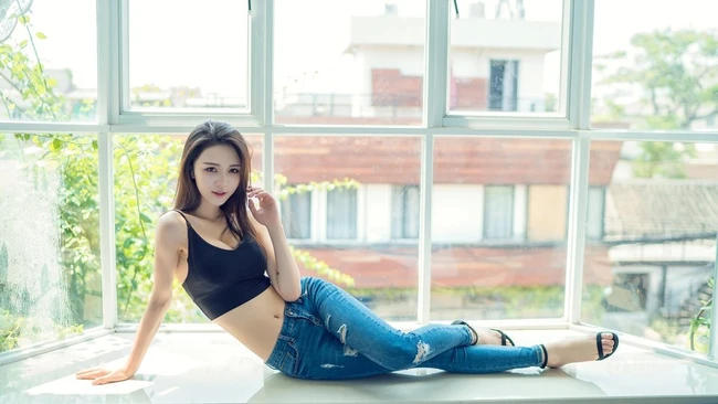 线条线条长腿模特紧身牛仔裤室内写真美图