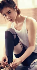 袁姗姗最新健身房锻炼写真，紧身背心长裤尽显匀称身形