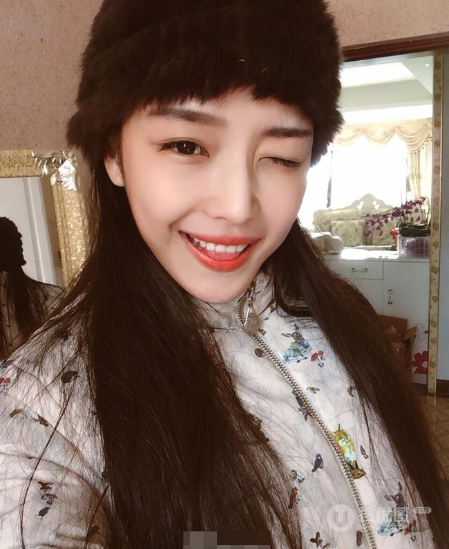 北影校花付乐莹气质帅气牛仔服、短裙、自拍美图