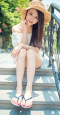 海边小镇，甜美气质女生享受阳光，动人微笑颤人心扉