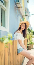 海边小镇，甜美气质女生享受阳光，动人微笑颤人心扉