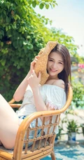 海边小镇，甜美气质女生享受阳光，动人微笑颤人心扉