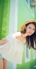 海边小镇，甜美气质女生享受阳光，动人微笑颤人心扉
