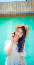 海边小镇，甜美气质女生享受阳光，动人微笑颤人心扉