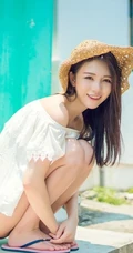 海边小镇，甜美气质女生享受阳光，动人微笑颤人心扉