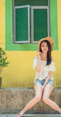 海边小镇，甜美气质女生享受阳光，动人微笑颤人心扉