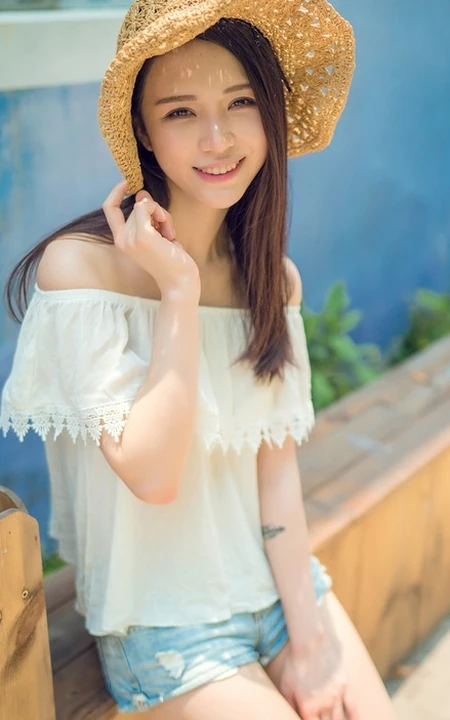 海边小镇，甜美气质女生享受阳光，动人微笑颤人心扉