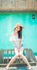 海边小镇，甜美气质女生享受阳光，动人微笑颤人心扉