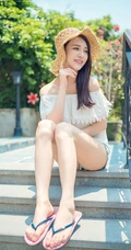 海边小镇，甜美气质女生享受阳光，动人微笑颤人心扉
