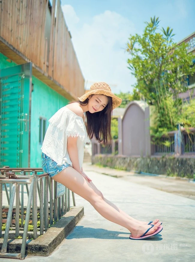 海边小镇，甜美气质女生享受阳光，动人微笑颤人心扉