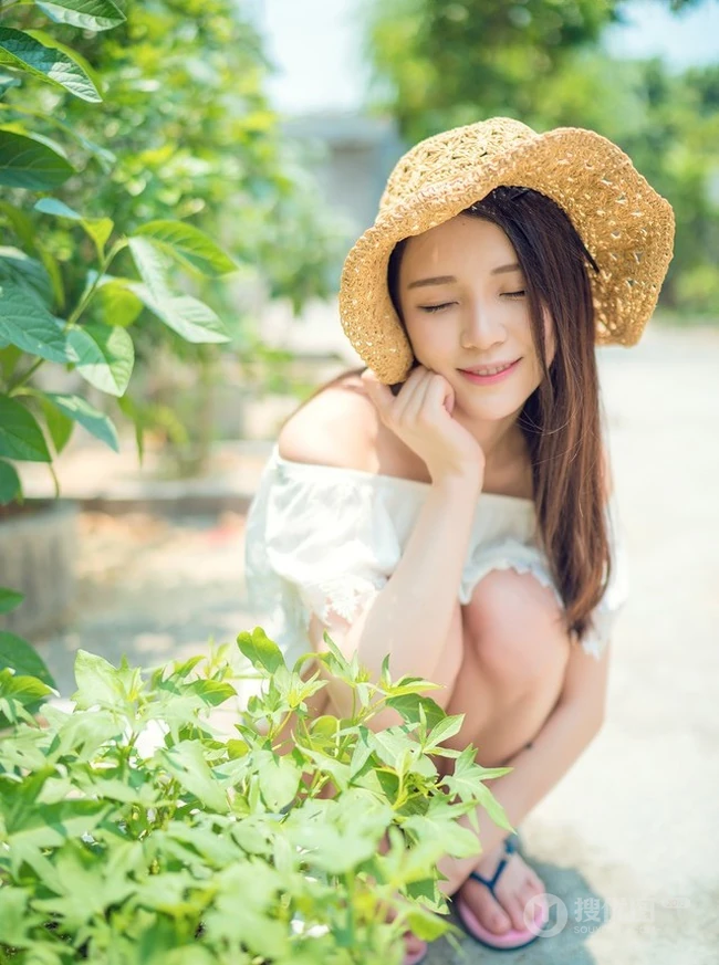 海边小镇，甜美气质女生享受阳光，动人微笑颤人心扉