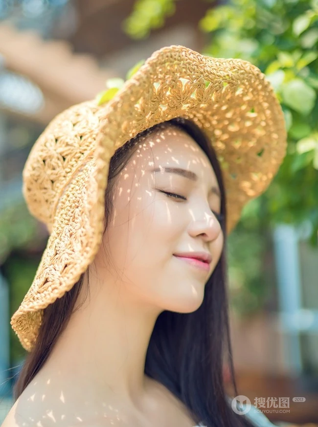 海边小镇，甜美气质女生享受阳光，动人微笑颤人心扉