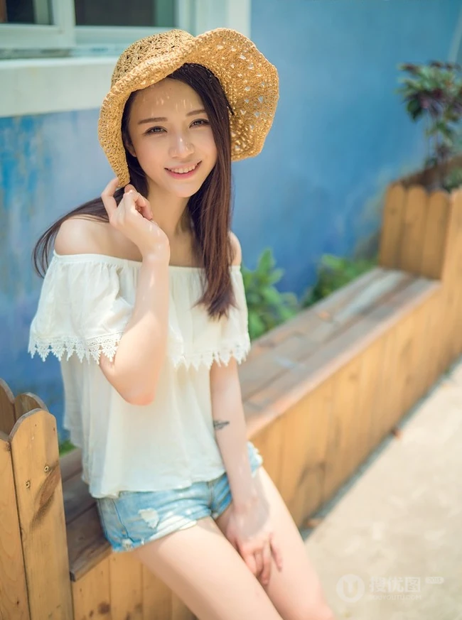 海边小镇，甜美气质女生享受阳光，动人微笑颤人心扉