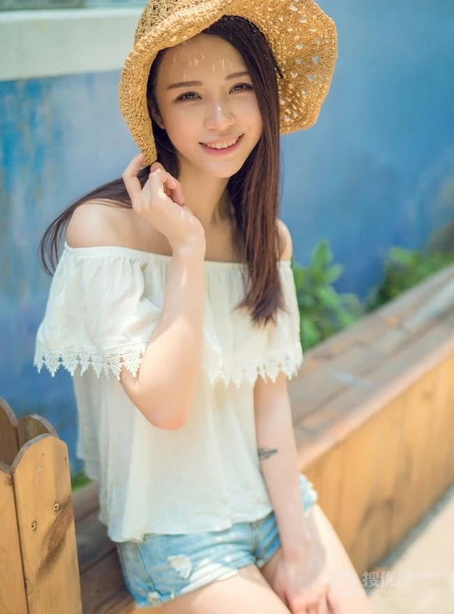 海边小镇，甜美气质女生享受阳光，动人微笑颤人心扉