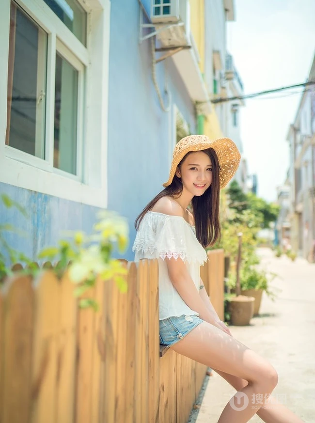 海边小镇，甜美气质女生享受阳光，动人微笑颤人心扉