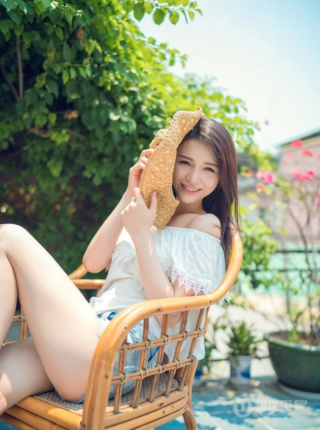 海边小镇，甜美气质女生享受阳光，动人微笑颤人心扉