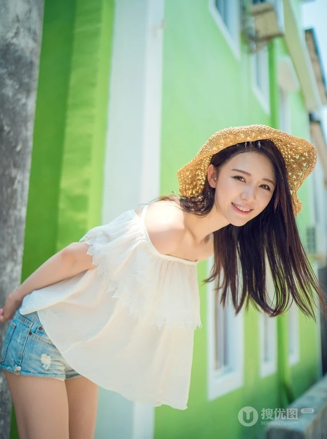 海边小镇，甜美气质女生享受阳光，动人微笑颤人心扉