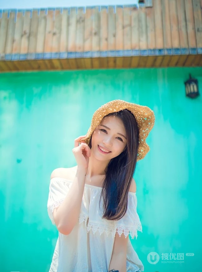 海边小镇，甜美气质女生享受阳光，动人微笑颤人心扉