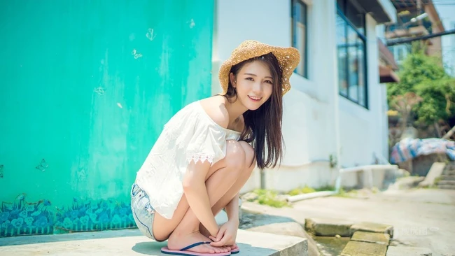 海边小镇，甜美气质女生享受阳光，动人微笑颤人心扉