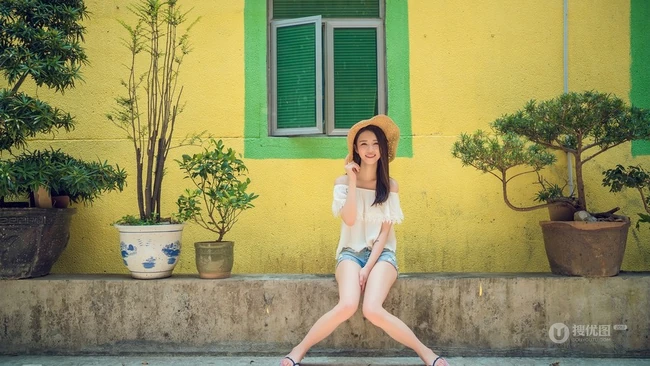 海边小镇，甜美气质女生享受阳光，动人微笑颤人心扉