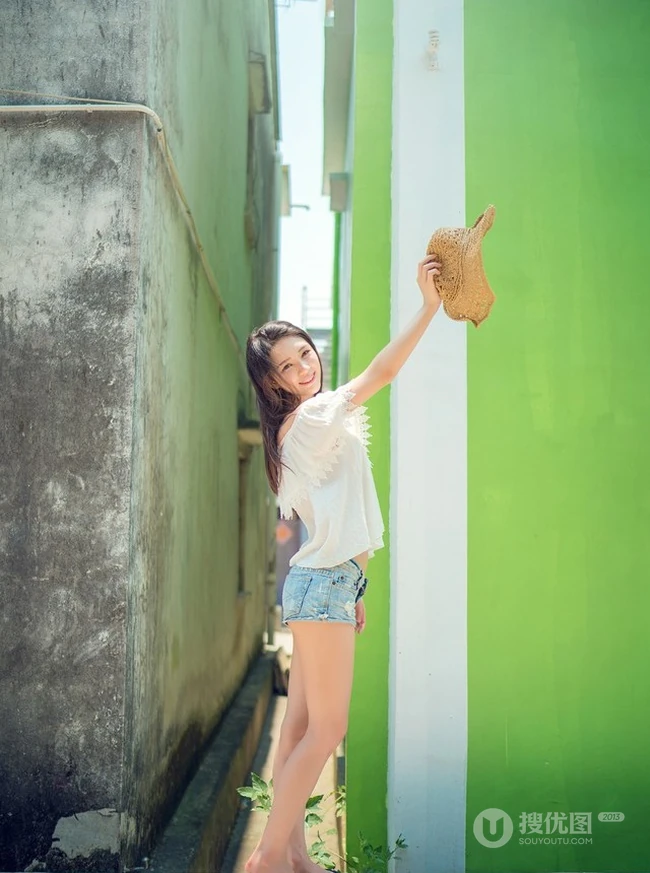 海边小镇，甜美气质女生享受阳光，动人微笑颤人心扉